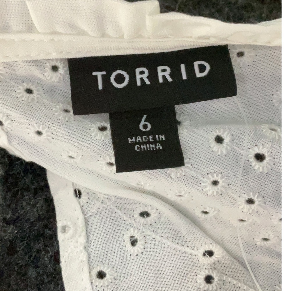 NWT Torrid White Eyelet Sleeveless Blouse 6X Pleated Flowy Summer Plus Size Top - Picture 6 of 6